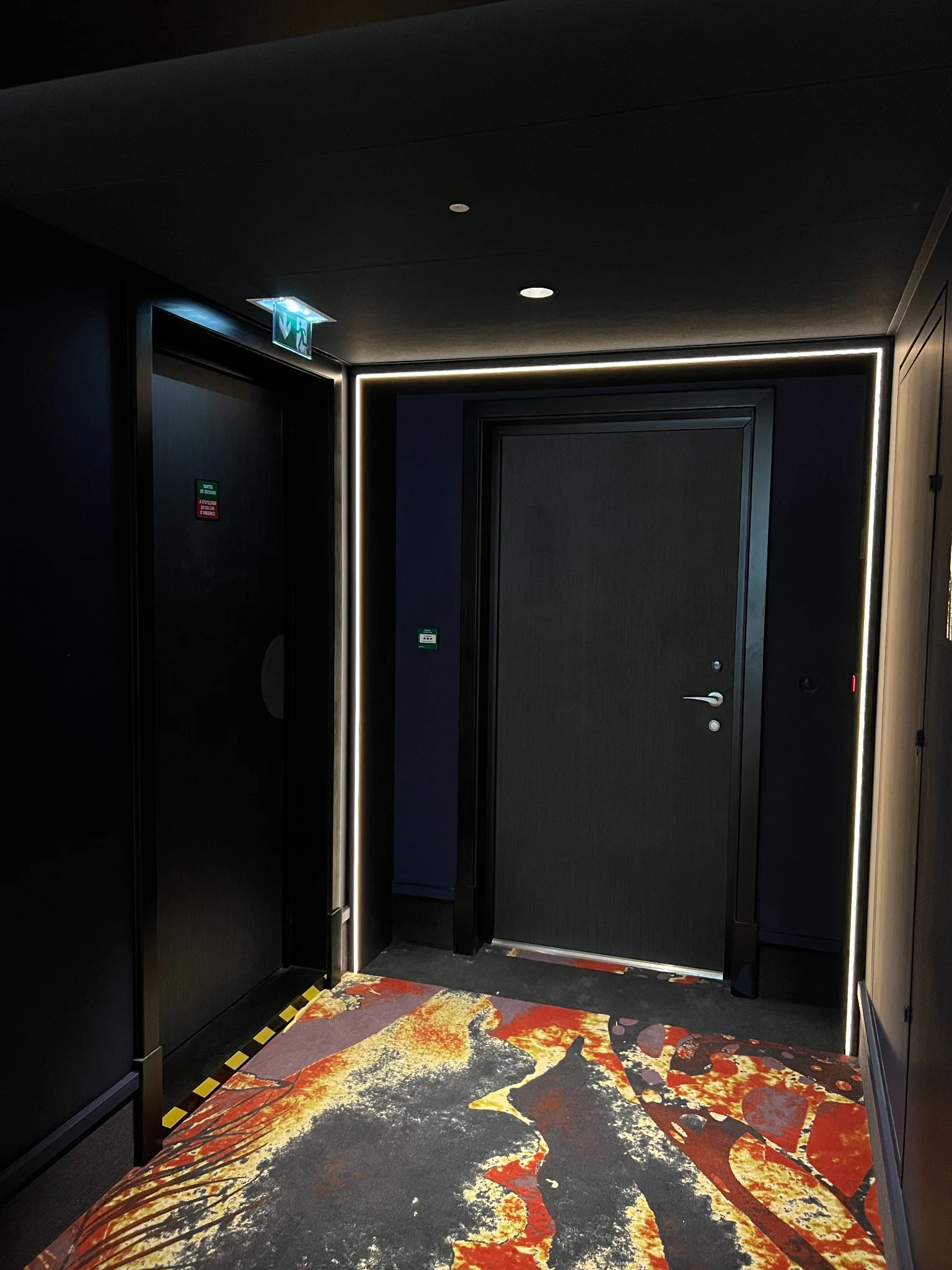 Porte sombre dans un couloir du Royal Palace à Kirrwiller