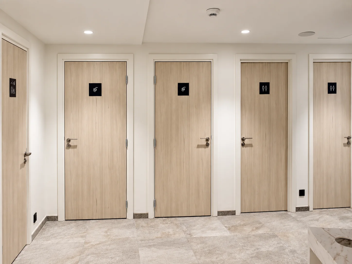 Portes bois clair dans les vestiaires du Royal Palace à Kirrwiller