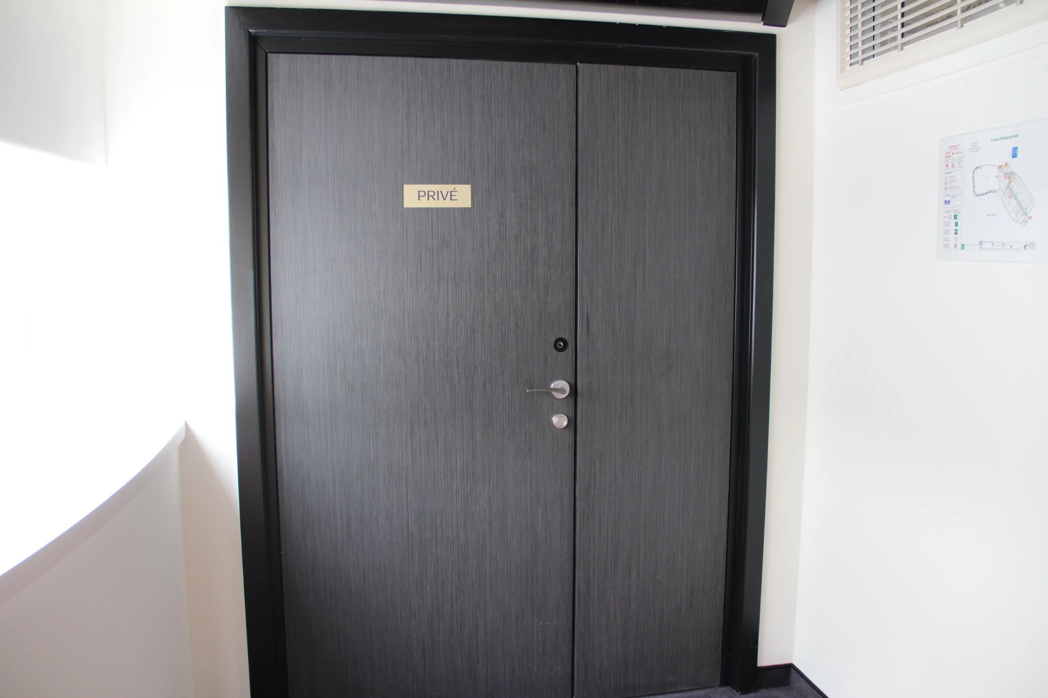 Double porte privée sombre au Royal Palace à Kirrwiller