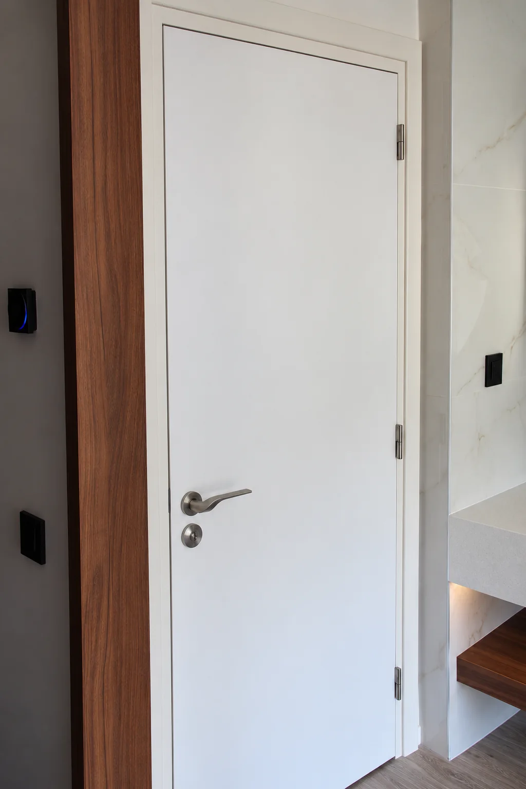Porte intérieure blanche intégrée à une suite du Royal Palace