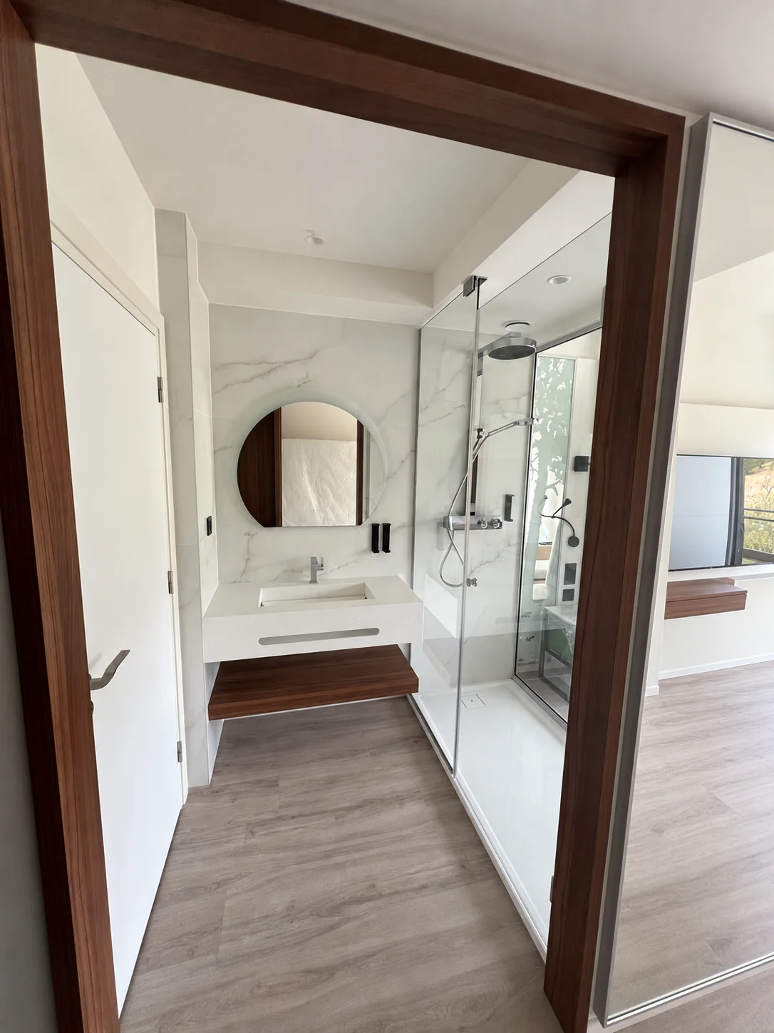 Salle de bains moderne d’une suite du Royal Palace avec éléments bois sur mesure