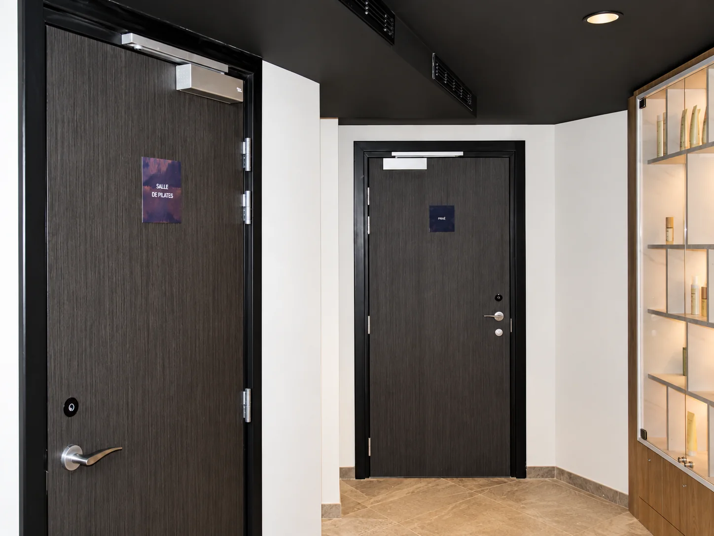 Portes sombres dans l’espace spa du Royal Palace