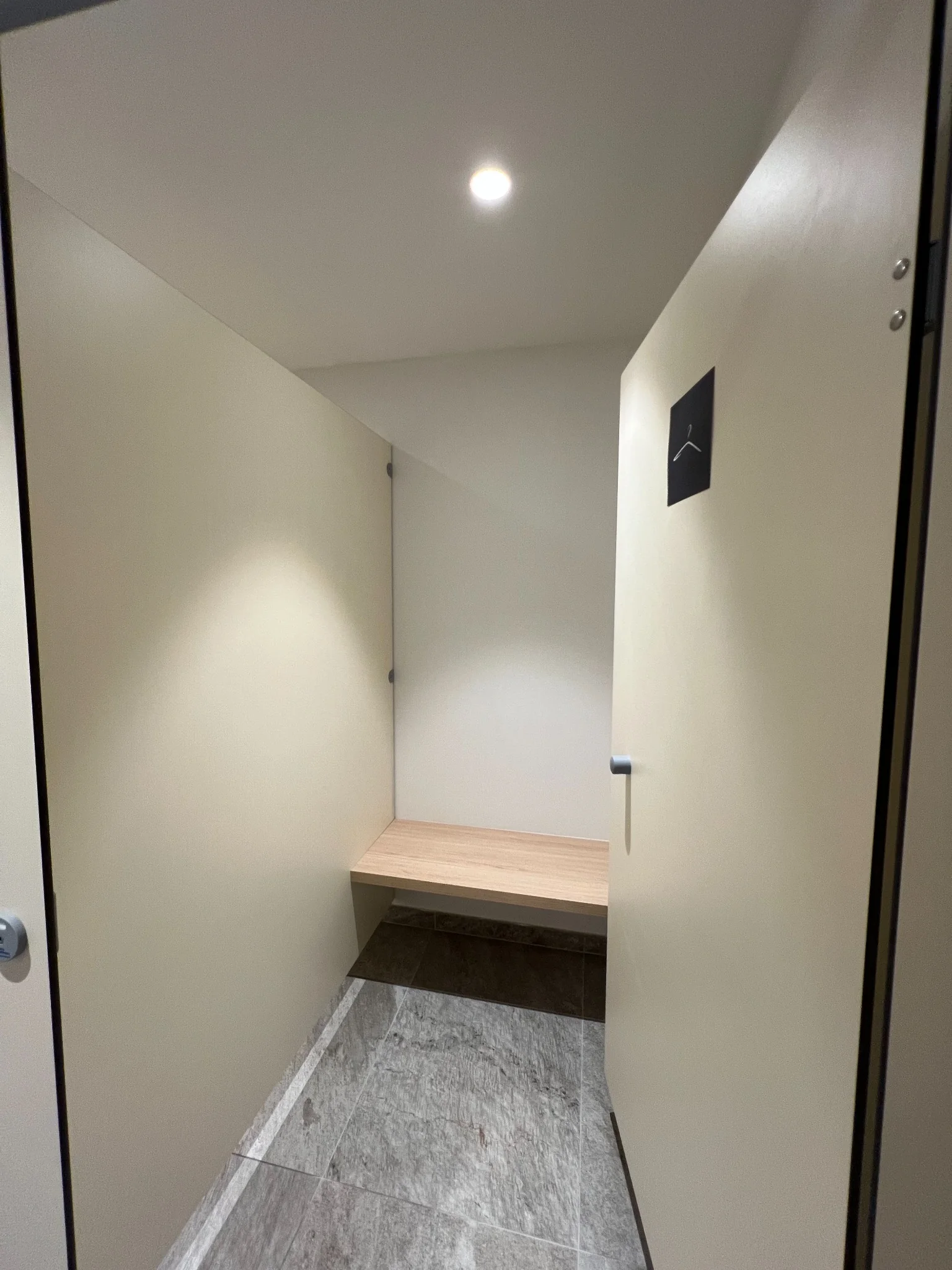 Cabine de vestiaire avec banc sur mesure au Royal Palace