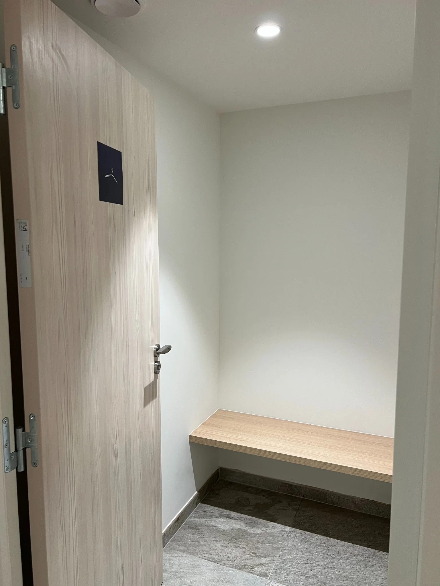 Vestiaire individuel avec banc bois au Royal Palace