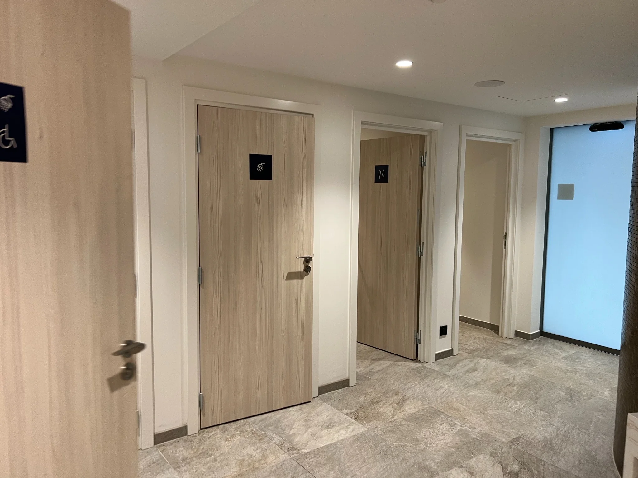 Ensemble de portes bois clair dans les vestiaires du Royal Palace